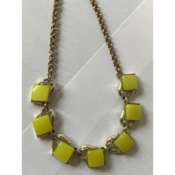 Vintage Lemon Yellow Thermoset Necklace With Gold-Tone Chain Links & Retro Chic - Picture 4 of 11